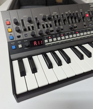 Roland JX-08 con Teclado K25M