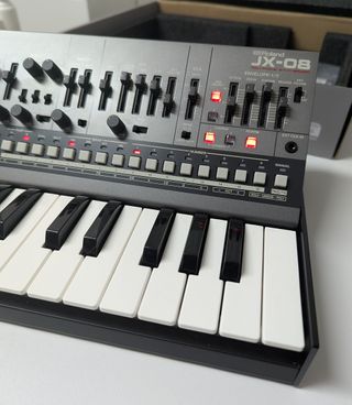 Roland JX-08 con Teclado K25M