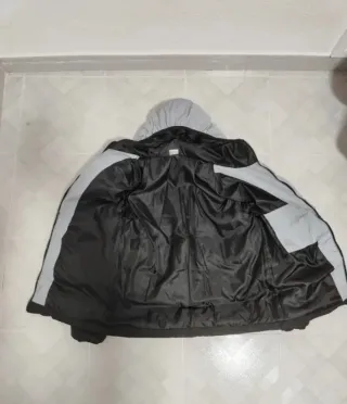 Chaqueta Nike gris y negra con capucha