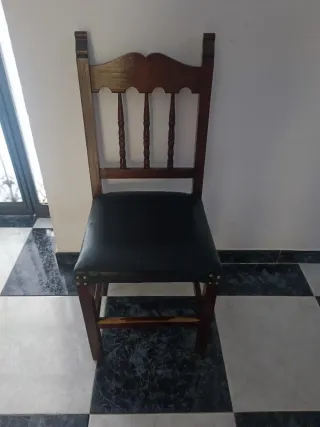 Sillas de madera y cuero