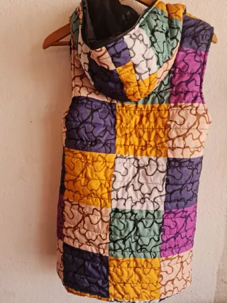 Chaleco acolchado cremallera y bolsillos y capucha