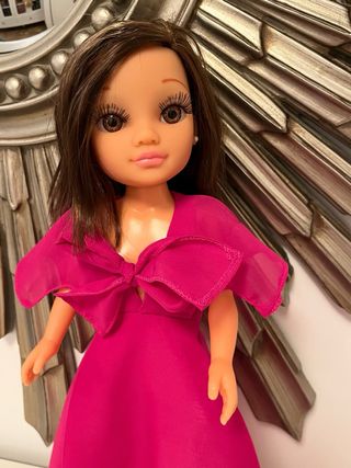 Nancy con Vestido Grandes Diseñadores y sandalias