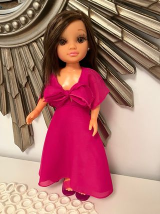 Nancy con Vestido Grandes Diseñadores y sandalias