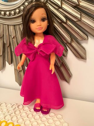 Nancy con Vestido Grandes Diseñadores y sandalias