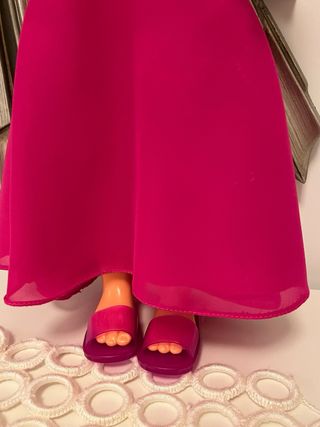 Nancy con Vestido Grandes Diseñadores y sandalias