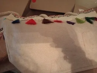 Bolsa de playa beige con adornos