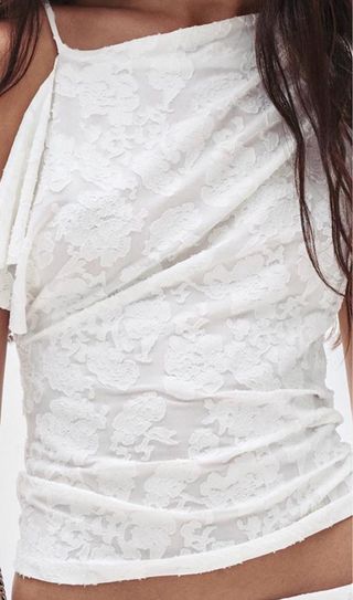 Blusa blanca asimétrica encaje