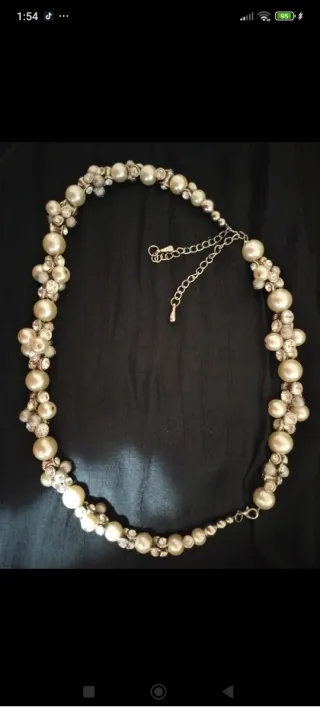 Collar de perlas y piedras plateado