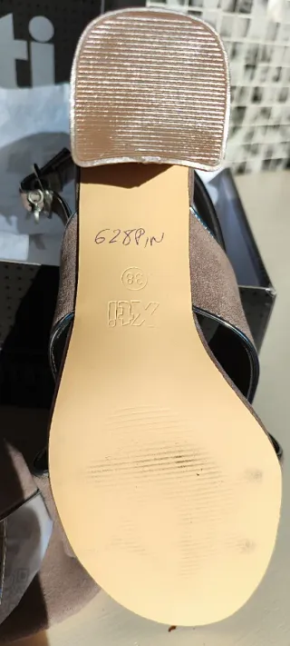 Sandalias Xti tacón ancho beige y plata