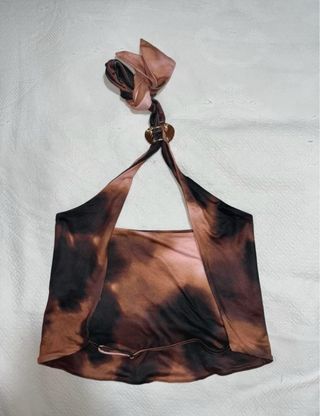 Top halter marron con detalle de concha