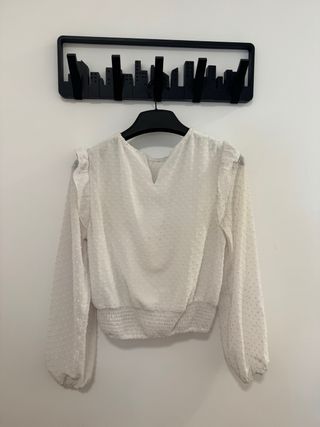 Blusa blanca con volantes y detalles
