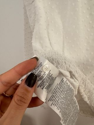 Blusa blanca con volantes y detalles