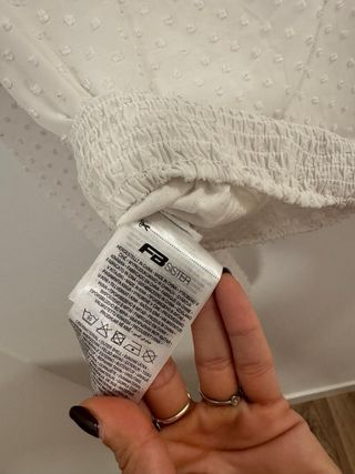 Blusa blanca con volantes y detalles