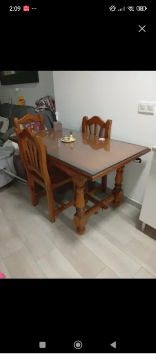 Mesa de comedor de madera y cristal