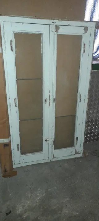 Ventana antigua de madera para pintar