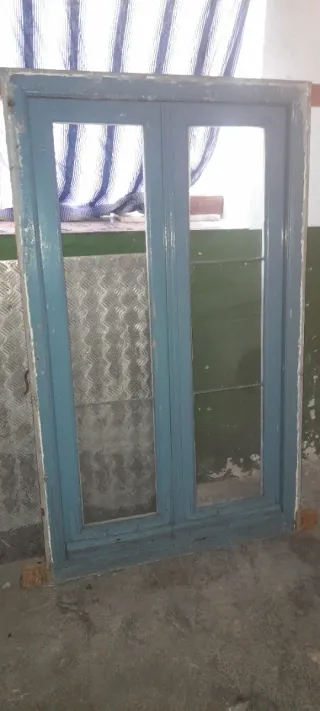 Ventana antigua de madera para pintar