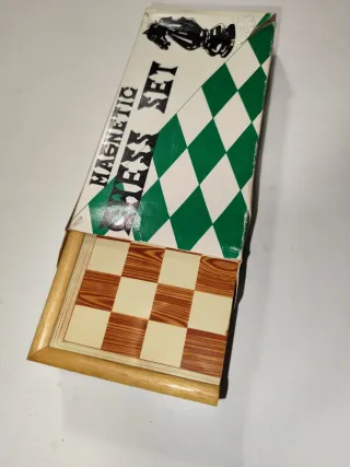 Scacchi magnetici pieghevoli e dame