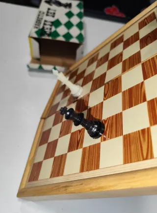 Scacchi magnetici pieghevoli e dame