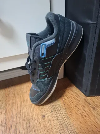 Zapatillas deportivas negras y azules adidas