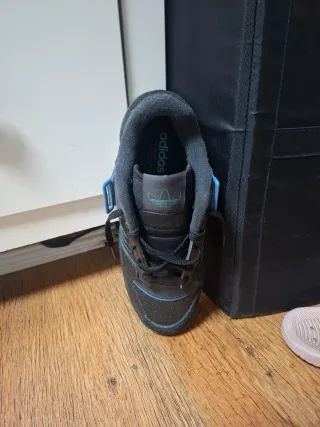 Zapatillas deportivas negras y azules adidas