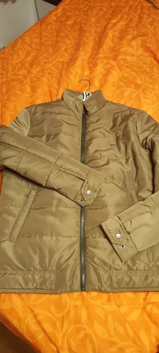 Chaqueta fina acolchada marrón claro.