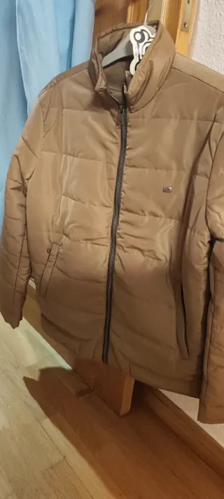 Chaqueta fina acolchada marrón claro.