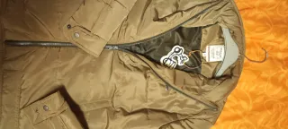 Chaqueta fina acolchada marrón claro.
