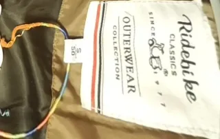 Chaqueta fina acolchada marrón claro.