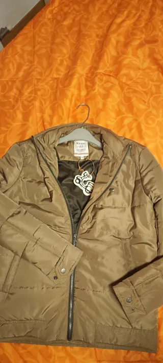 Chaqueta fina acolchada marrón claro.