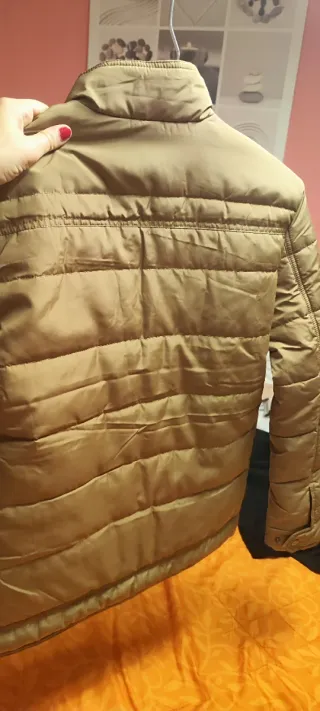 Chaqueta fina acolchada marrón claro.