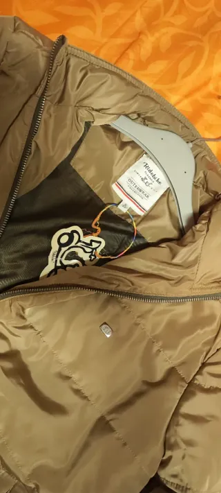 Chaqueta fina acolchada marrón claro.