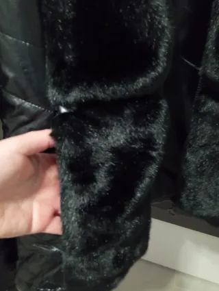 Giubbotto nero con pelliccia