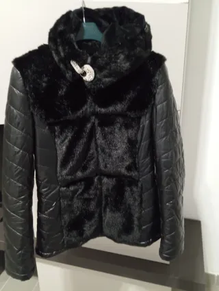 Giubbotto nero con pelliccia