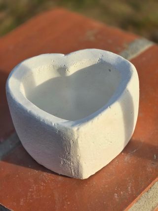 Vaso decorativo a forma di cuore in cemento