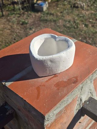 Vaso decorativo a forma di cuore in cemento