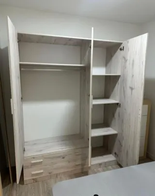 Armario blanco y marrón