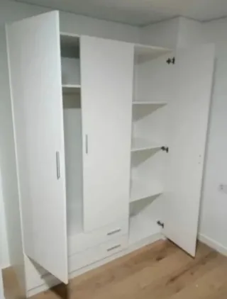 Armario blanco y marrón