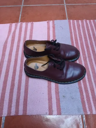 Sapatos Dr. Martens bordô