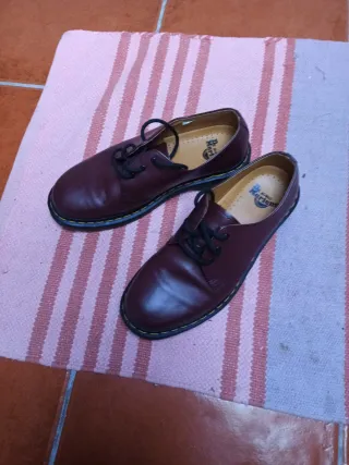 Sapatos Dr. Martens bordô
