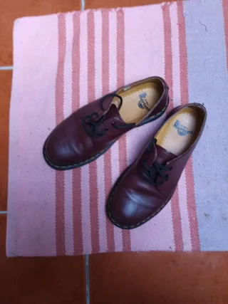 Sapatos Dr. Martens bordô