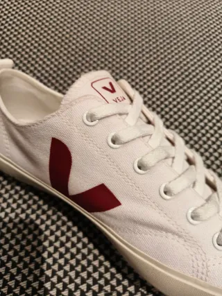 Zapatillas Veja Blancas y Rojas
