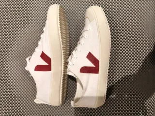 Zapatillas Veja Blancas y Rojas