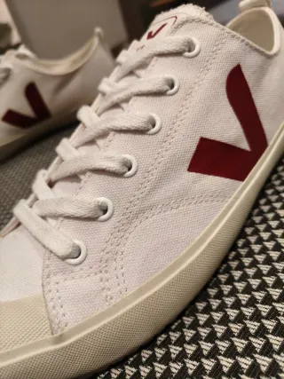 Zapatillas Veja Blancas y Rojas