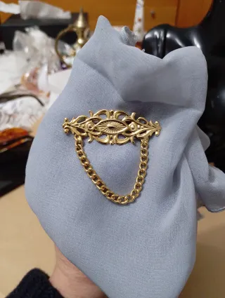 Spilla vintage con catena oro