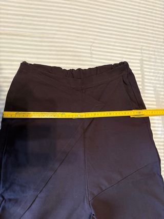 Pantaloni viola scuro con sovrapposizione