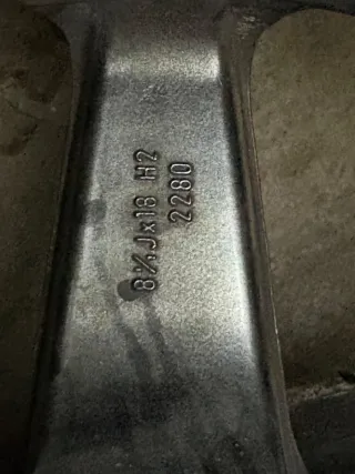 Llanta AEZ R18 5x100 8,5 con neumáticos 215/35/18