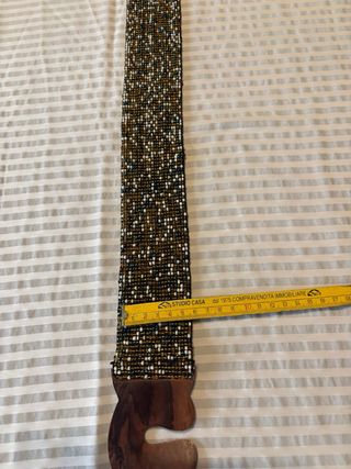 Cintura con perline e chiusura in legno