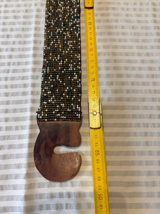 Cintura con perline e chiusura in legno