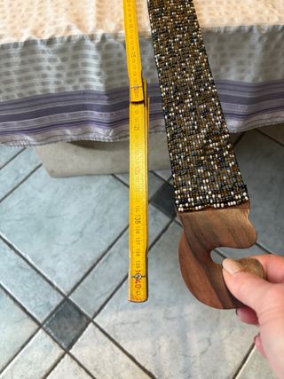 Cintura con perline e chiusura in legno