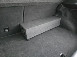 Subwoofer match 8" con cableado de 5 metros.